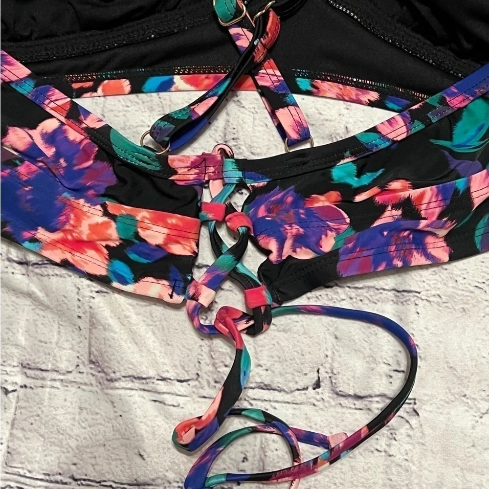 Time and Tru women’s black multicolored floral bikini top size 3x (24w-26w)